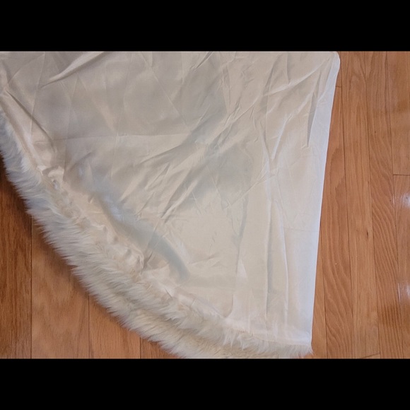 Faux Fur Ivory/Cream Tree Skirt - Picture 4 of 5
